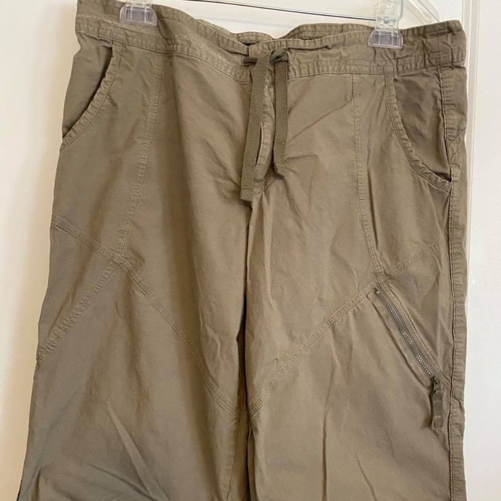 Nike like new tan cargo pants with zipped pocket L